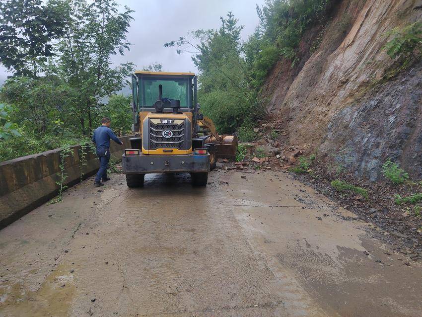 干群齐心抢修路 全力以赴保畅通.docx 干群齐心抢修路 全力以赴保畅通.docx