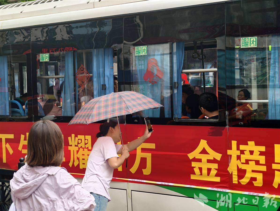 发现孩子坐在金榜之上的妈妈拍照给孩子看