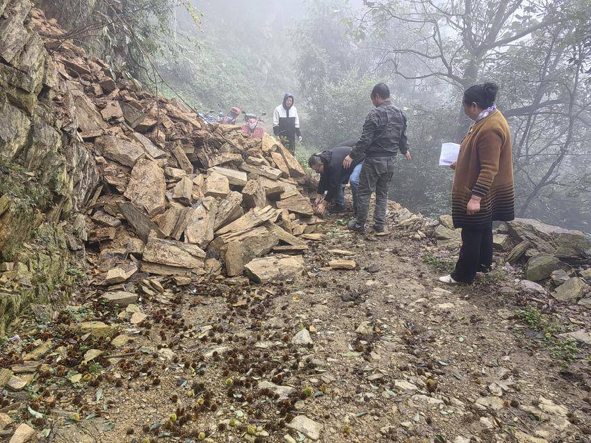 干群齐心抢修路 全力以赴保畅通.docx 干群齐心抢修路 全力以赴保畅通.docx