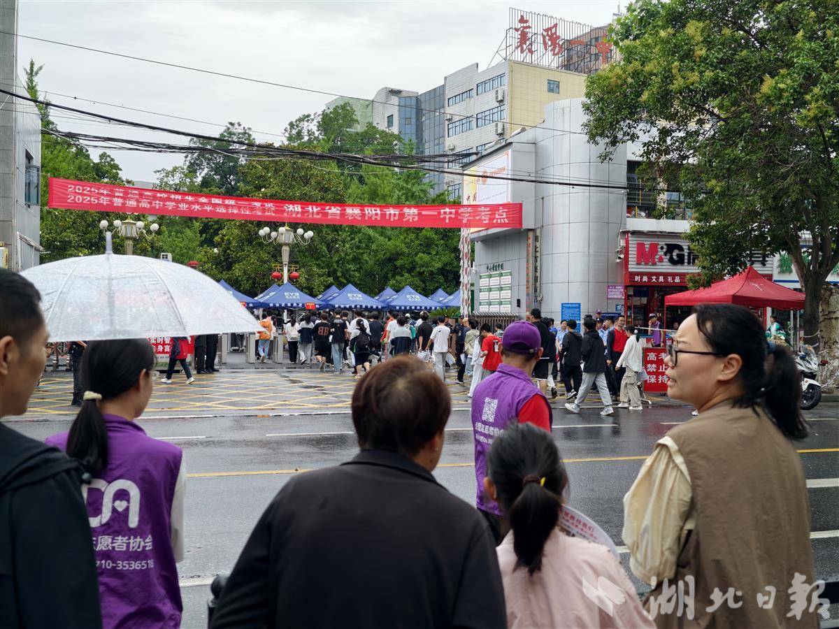 排队进入考场的考生与候考家长