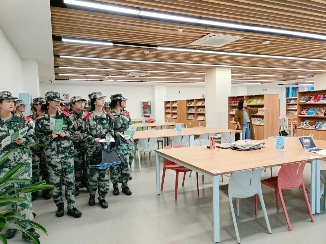 参观期刊室 参观期刊室