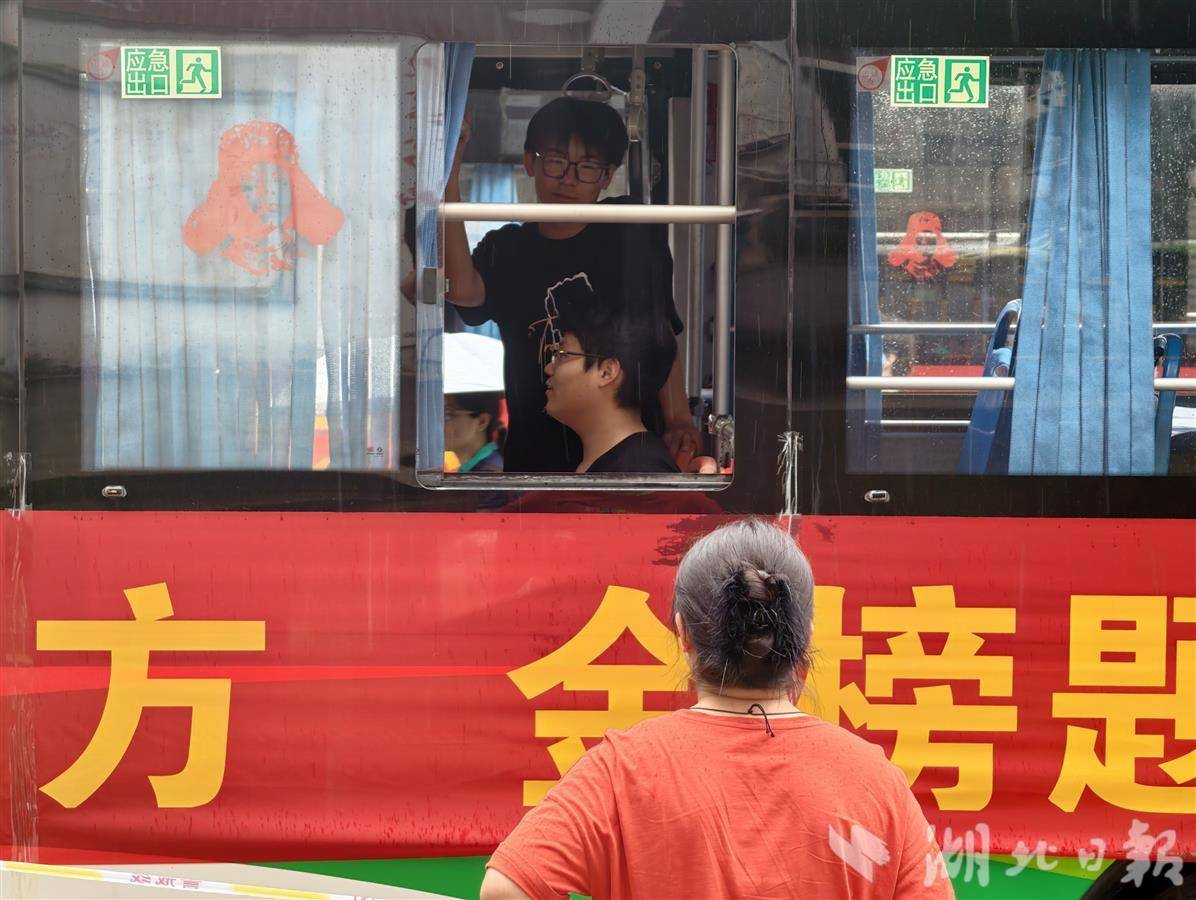 下雨后依然车窗外陪伴的家长