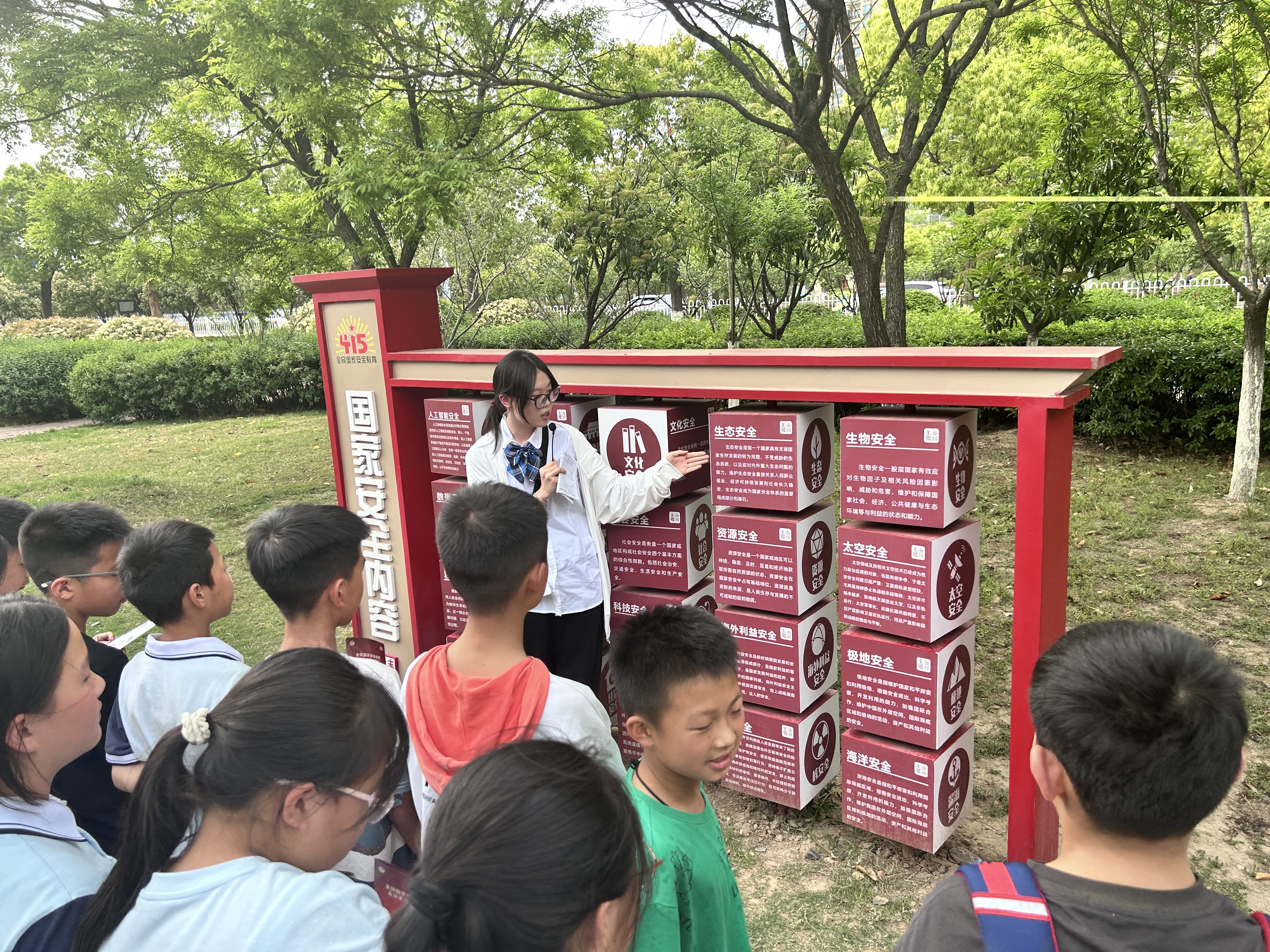 大学生讲解.jpg 大学生讲解.jpg